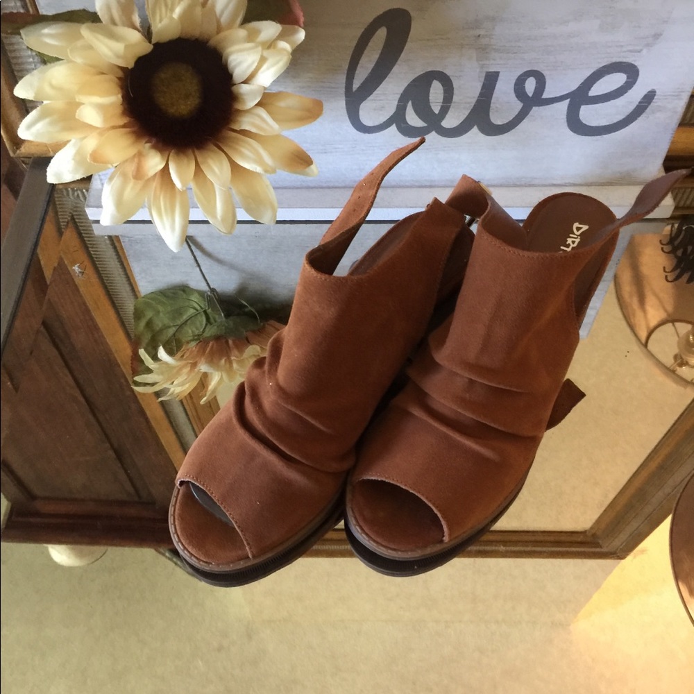 DIRTY LAUNDRY Sandals tan suede